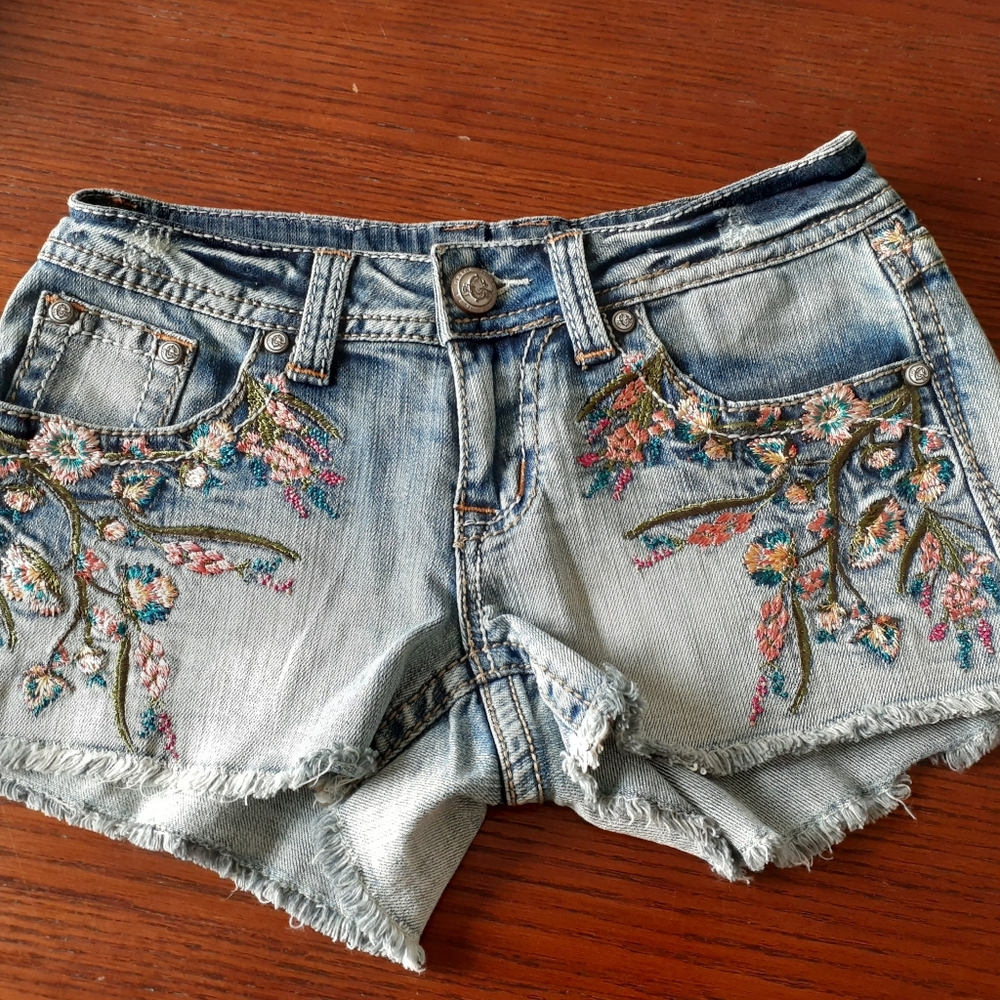 Grace in LA embroidered and fringed shorts, sz 26